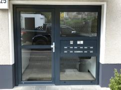 Aluminium-Haustür mit Briefkastenanlage