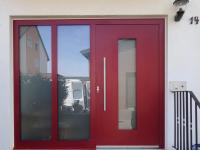 Rote Alu-Haustür mit zwei Seitenteilen