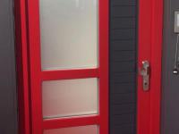 Rote Haustür mit Verglasung