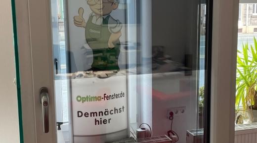 Fenster mit Spiegelfolie in der Ausstellung