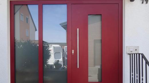 Rote Alu-Haustür mit zwei Seitenteilen