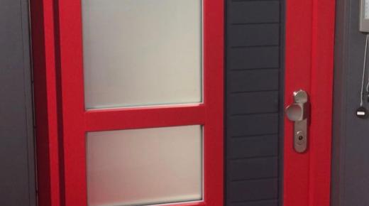 Rote Haustür mit Verglasung