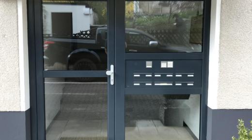 Aluminium-Haustür mit Briefkastenanlage