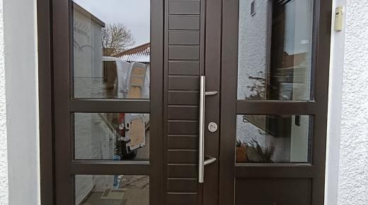 Holz-Haustür mit Seitenteil verglast