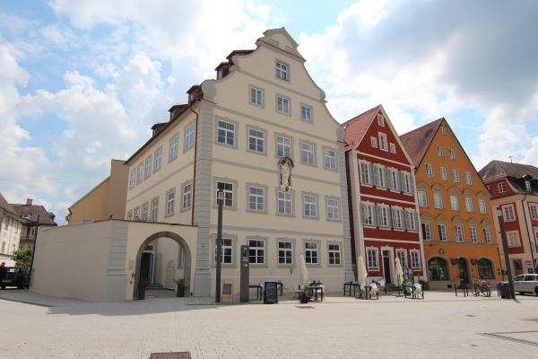 Altbau mit neuen Fenstern aus Holz