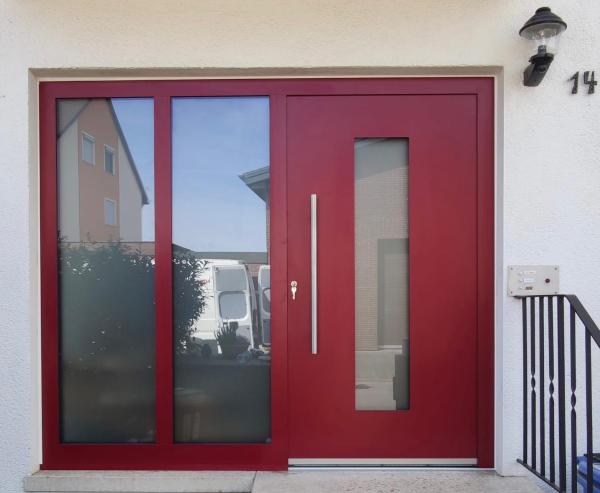Rote Alu-Haustür mit zwei Seitenteilen