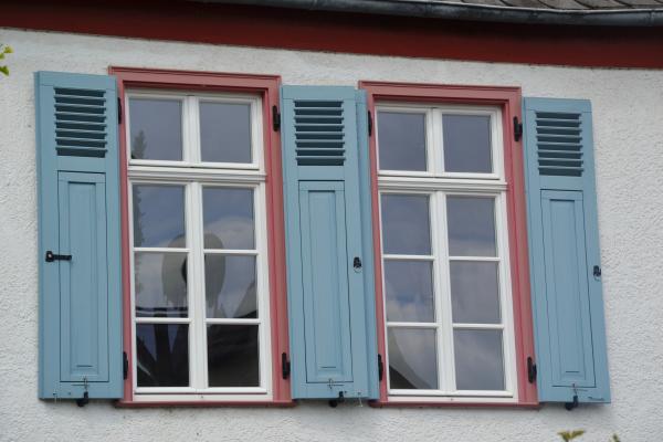 Sprossenfenster in weiß mit Fensterläden