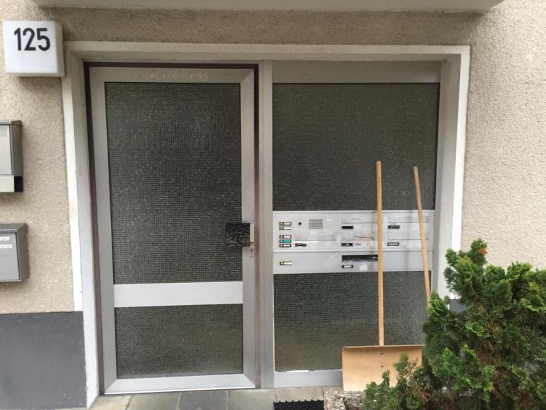 Aluminium-Haustür vor dem Austausch