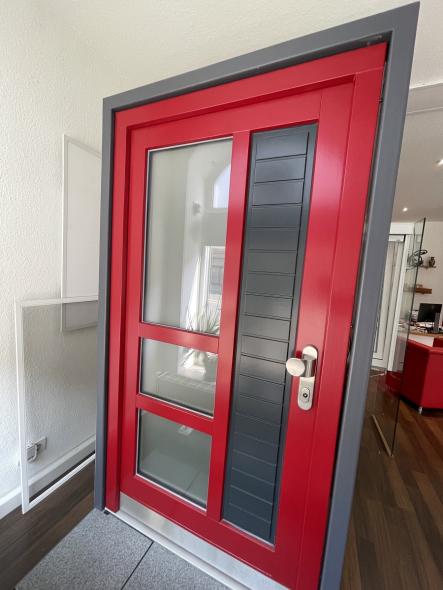 Rote Holz-Haustür mir Türdrücker in Fürth